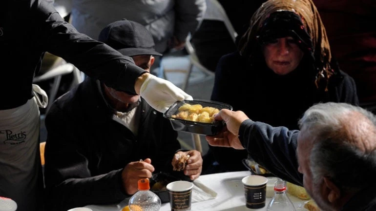 Γεύμα αγάπης από τον Δήμο Αθηναίων για εκατοντάδες άπορους και άστεγους